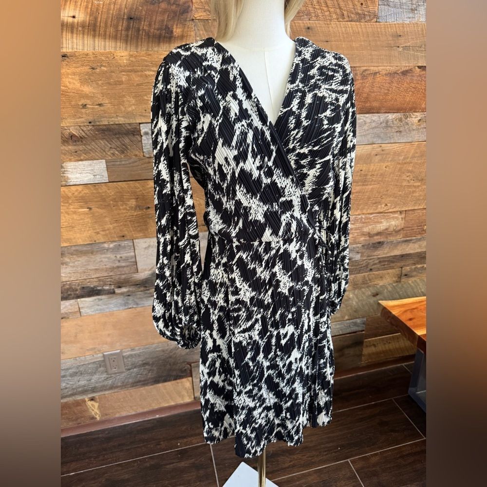 H&M PLISSÉ WRAP DRESS - Picture 1 of 14